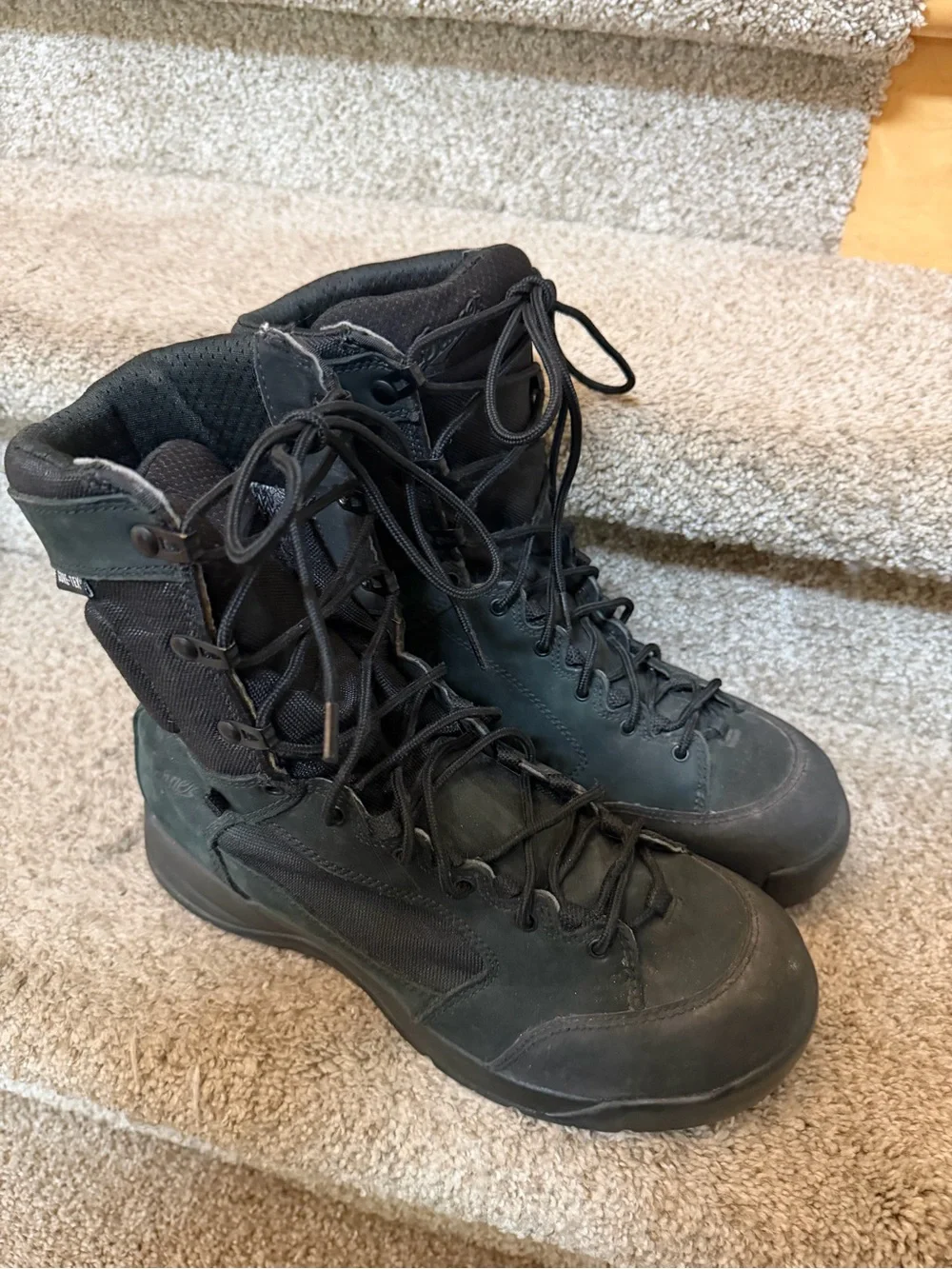 Danner Descender Men’s 8” Black Gore Tex Boots. SZ  10.5. Suede. Work Boots.